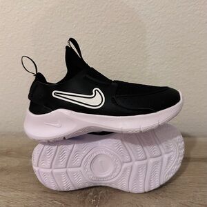 DROP YOUR OFFER!!! 
BRAND NEW NIKE FLEX RUNNER 3 (PS)
11 C